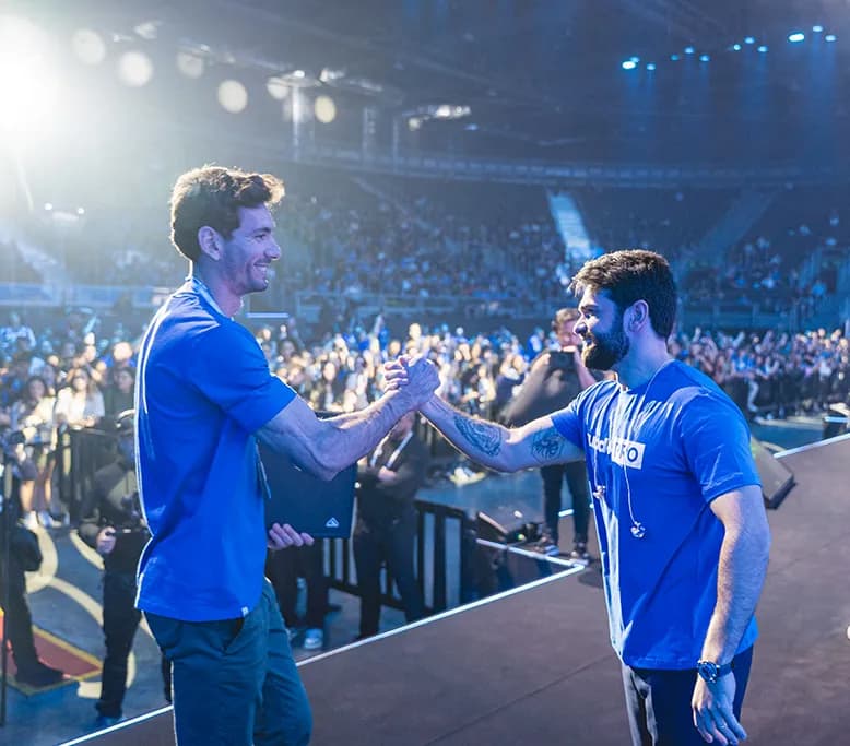 Especialista Bruno recebendo premiação do Pedro Sobral